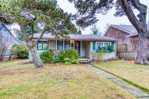 シーサイドにあるSeaside Classic Cozy Bungalowの庭に二本の木がある家