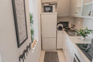 Alpha apartment في زغرب: مطبخ مع ثلاجة ومغسلة