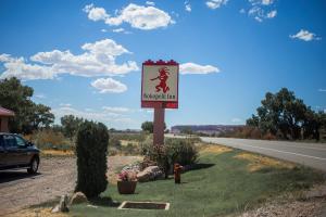 um sinal que está ao lado de uma estrada em Kokopelli Inn em Lake Bluff