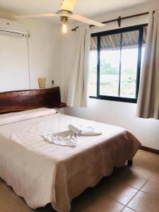 拉帕洛马La Paloma del Mar的床上有两条白色毛巾