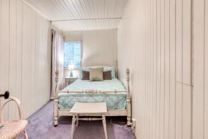 Tempat tidur dalam kamar di Seaside Classic Cozy Bungalow