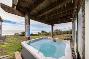 a hot tub on the side of a house at Lincoln Beach Dream in Depoe Bay