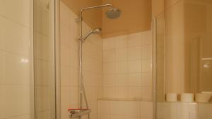 Kylpyhuone majoituspaikassa Rosenhof-Lodge