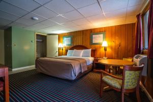 a hotel room with a bed and a table at Mahoning Inn in Lehighton +18 photos