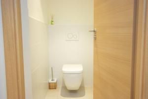 La salle de bains est pourvue de toilettes blanches. dans l'établissement Le Nautile, à Hyères