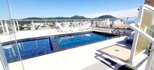una piscina en la azotea de un edificio en Apartamento Gaivotas - 20 metros do mar, lazer e home office, en Florianópolis
