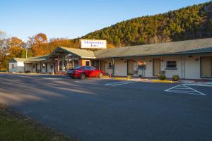 un bâtiment avec une voiture garée sur un parking dans l'établissement Mahoning Inn, à Lehighton