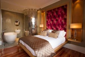 A bed or beds in a room at Breck Apartments 