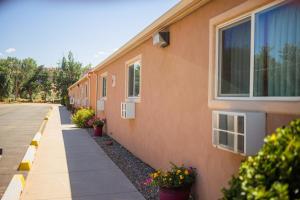 a building with flowers on the side of it at Kokopelli Inn in Bluff
