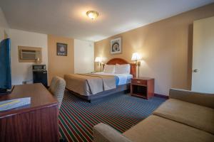 um quarto de hotel com uma cama e uma secretária em Mahoning Inn em Lehighton