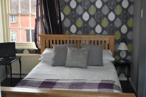 A bed or beds in a room at Queenshead Inn 