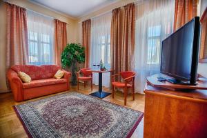 Televízia a/alebo spoločenská miestnosť v ubytovaní Hotel Restauracja Caspar