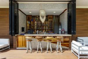 Lounge o bar area sa Oceana by ABNA