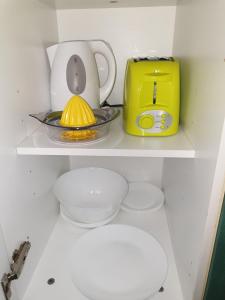 a shelf with a tea pot and a toaster at Rinconcito El Tablado in Güimar