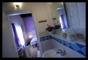 y baño con lavabo y espejo. en Locanda Della Fiorina, en San Felice sul Panaro
