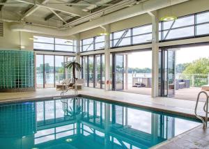 KSR Hot Tub Holiday Home at Tattershall Lakes tesisinde veya buraya yakın yüzme havuzu