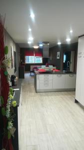 Habitación con cocina y sala de estar. en El rincón de los Lanchares, en Sotillo de la Adrada