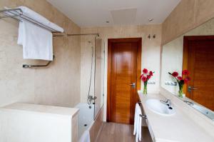 a bathroom with a sink and a tub and a toilet at Leflet Valme in Dos Hermanas +19 photos