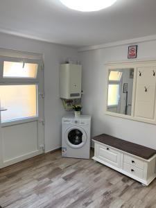 een wasruimte met een wasmachine en een raam bij Smiley Rezident in Sibiu