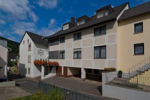 un gran edificio blanco con techo negro en Hotel Schütz, en Trier