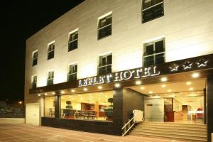 a hotel building with a sign that reads last hotel at Leflet Valme in Dos Hermanas