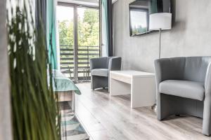 a waiting room with two chairs and a table at MIŁOSZÓWKA in Witów