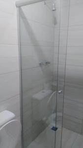 y baño con ducha de cristal y aseo. en Casa Joaninha centro, en Canela