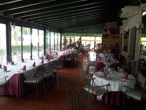 una habitación llena de mesas y sillas con servilletas rosas en Hotel Restaurante Sonsoles, en Ávila