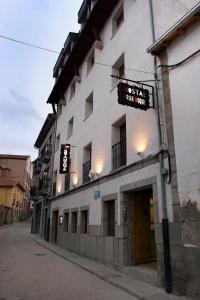 ein Gebäude mit einem Schild für ein Fast-Food-Restaurant in der Unterkunft Hostal Gran Duque in Piedrahíta