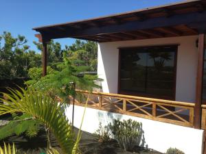 una casa con una gran ventana en el lateral en Villa Las Coloradas 15, en Playa Blanca