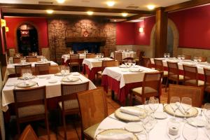 Restauracja lub miejsce do jedzenia w obiekcie Hostal Gran Duque