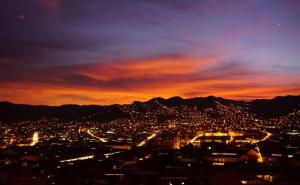 - Vistas a la ciudad por la noche en El Mirador del Inka Hostel, en Cusco
