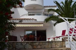 A balcony or terrace at Casa con amarre y piscina privados ref 306