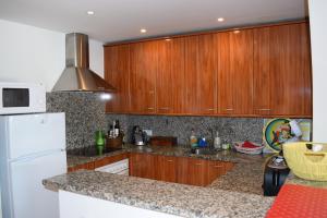 A kitchen or kitchenette at Casa con amarre y piscina privados ref 306
