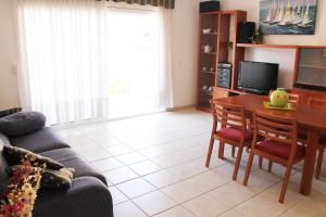 TV a/nebo společenská místnost v ubytování casa cerca playa con piscina comunitaria ref 252