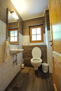 La salle de bains est pourvue de toilettes et d'un lavabo. dans l'établissement Pension Grubhof, à Stuhlfelden