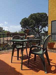 un tavolo e sedie seduti su un patio di Casa Ariodante a Perugia