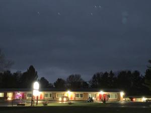 un bâtiment éclairé la nuit avec des lumières dans l'établissement Baw Beese Inn, à Hillsdale