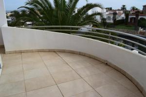 A balcony or terrace at Casa con amarre y piscina privados ref 306