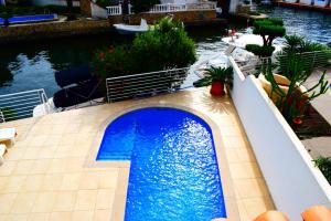 The swimming pool at or close to Casa con amarre y piscina privados ref 306