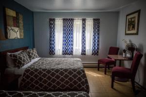 Un pat sau paturi într-o cameră la Squirrel Tree Resort