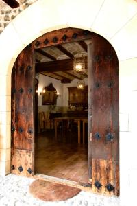 Casa Rural Torredano في Nalda: باب مفتوح إلى غرفة طعام مع طاولة