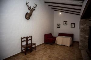 una sala de estar con una cabeza de ciervo en la pared en San Ignacio Rural, en Hornachuelos 26 fotos más