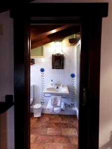 y baño con lavabo y aseo. en Casa Rural Torredano, en Nalda