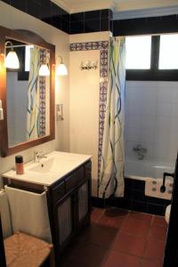 y baño con lavabo, bañera y ducha. en Alojamiento Rural Las Maravillas, en Cañada Catena