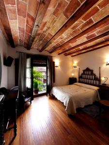 a bedroom with a bed and a wooden ceiling at Casa Rural Torredano in Nalda