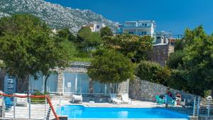 a resort with a swimming pool and a mountain at Ferienhaus ToMa in Cesarica