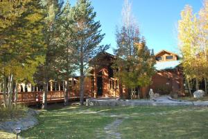 una casa de madera con un patio delante de ella en Double Eagle Resort and Spa, en June Lake