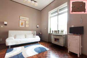 ブダペストにあるE47 Eötvös Apartmentのリビングルーム(白いソファ、テレビ付)