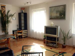 ブダペストにあるArriva Apartment, optional indoor parkingのリビングルーム(テレビ、テーブル付)